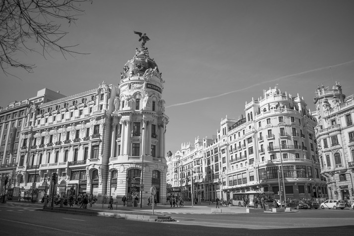 Foto de la ciudad de madrid a blanco y negro